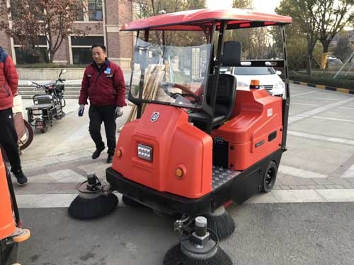 掃地車購(gòu)買時(shí)需要注意的幾點(diǎn)問題