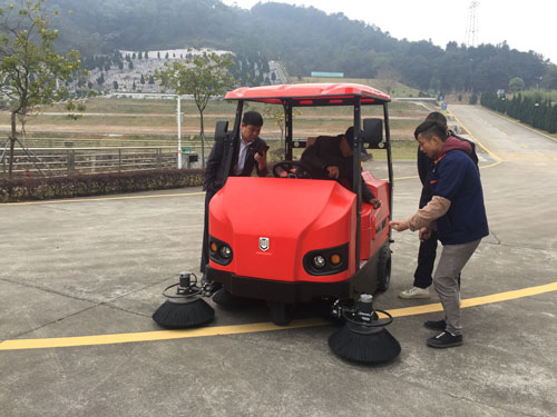 電動(dòng)掃地車吸塵車廠家