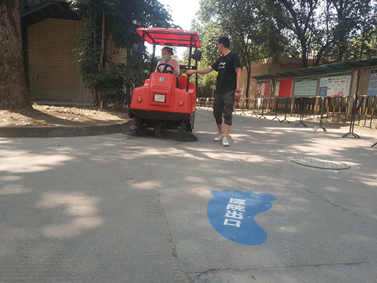 駕駛式掃地機操作注意事項