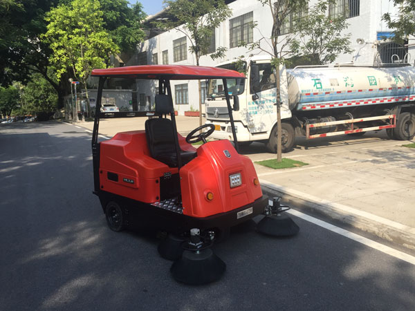 小型電動掃地車應(yīng)該怎樣維護保養(yǎng)