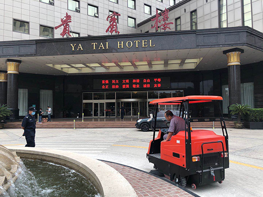 小型掃地車(chē)怎么樣?使用小型掃地車(chē)有哪些優(yōu)勢(shì)特點(diǎn)