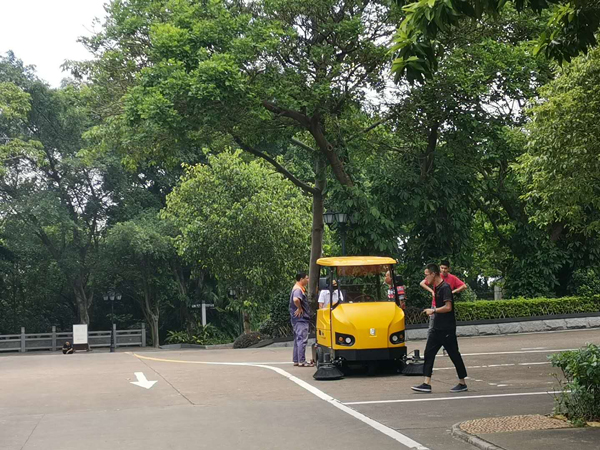 電動(dòng)掃地車的實(shí)用價(jià)值和優(yōu)勢