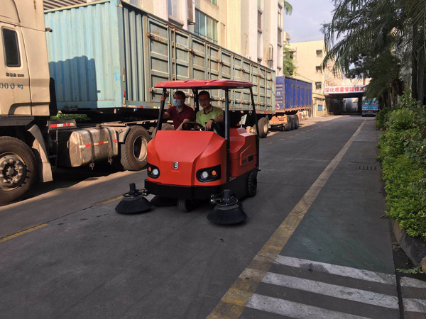 物流園區(qū)使用電動掃地機(jī)的好處有哪些？一年節(jié)省20W