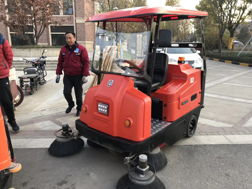 環(huán)衛(wèi)掃地機要多少錢一臺？