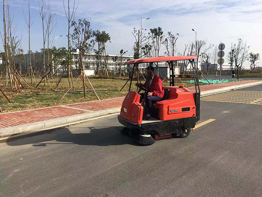 什么類型的掃地機適合小區(qū)和景區(qū)公園