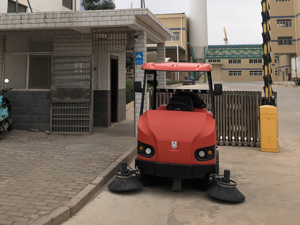 電動掃地機(jī)給工廠帶來哪些好處