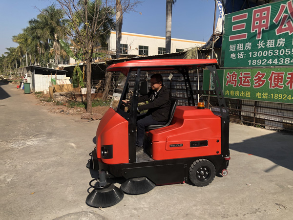 初次使用工廠掃地車，這6點(diǎn)需要特別注意