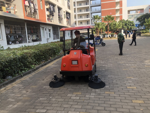 物業(yè)購買掃地車時(shí)需要哪幾個(gè)方面去考慮