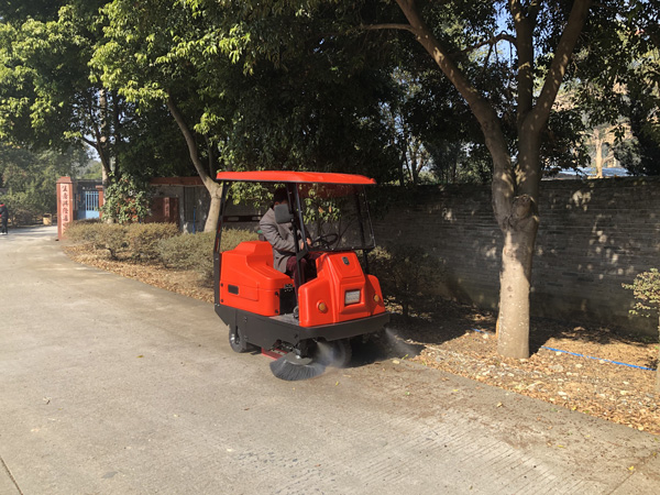 全封閉電動掃地車清掃效率怎么樣？操作方不方便