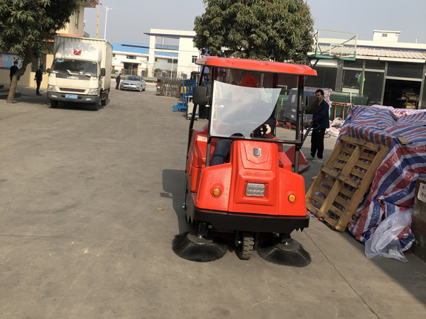 駕駛式掃地車報價