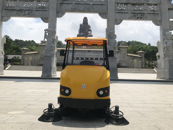 為什么越來越來多的企業(yè)物業(yè)選擇掃地車？原因有哪些