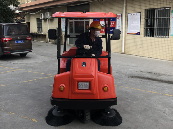 使用掃地車清掃具有哪些優(yōu)點？