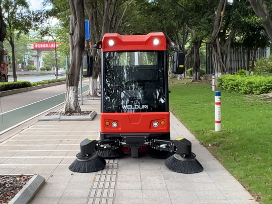 那怎樣選擇工業(yè)掃地機(jī)?哪一種更合適呢