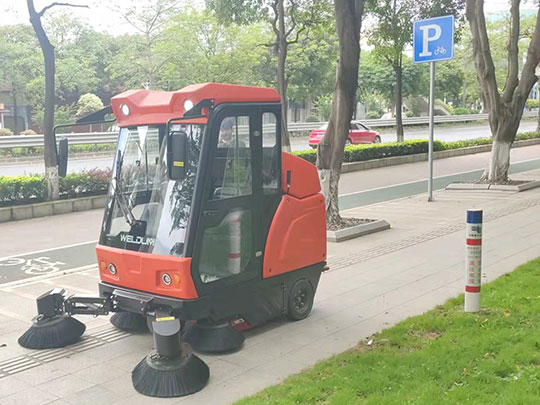 電動(dòng)掃地車有哪些功能？能給企業(yè)帶來哪些好處
